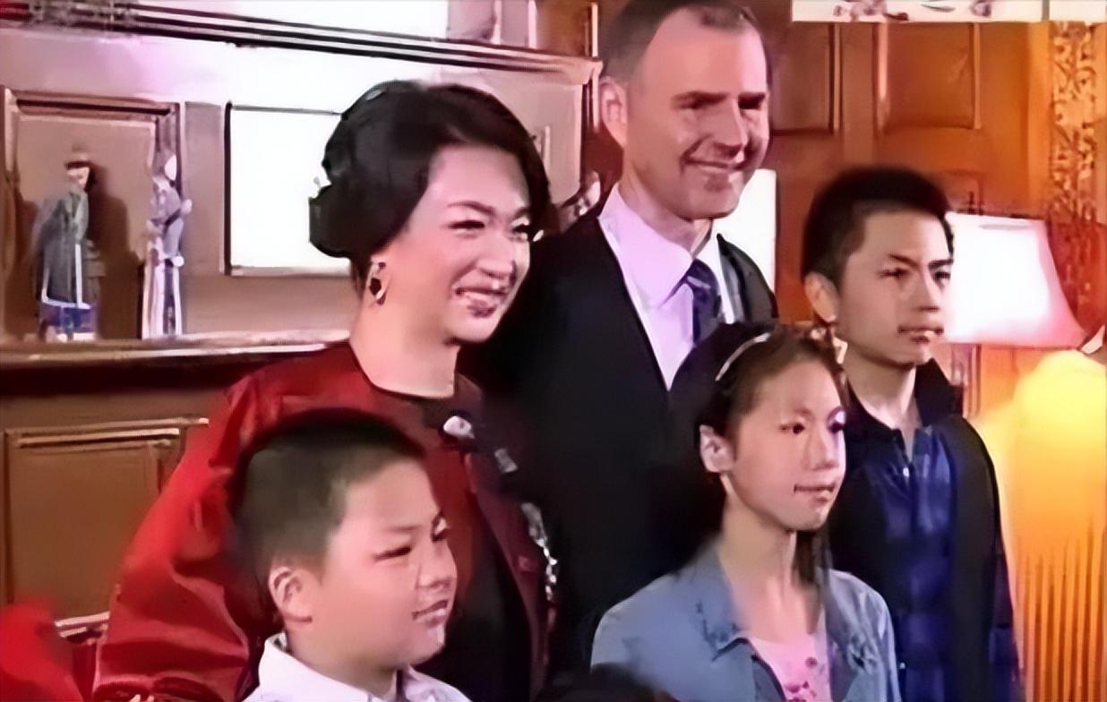 回顾金星和妻子结婚10年离婚已是女儿身再婚后被丈夫宠成宝