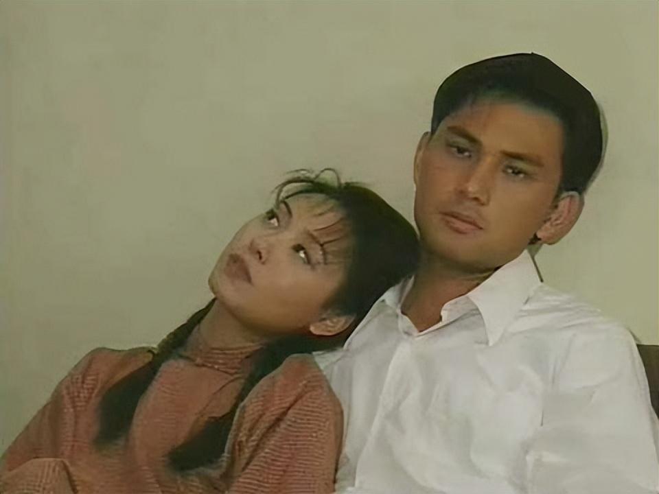 也是在1995年,郭可盈和林文龙合作了电视剧《万里长情》,两人因戏生情