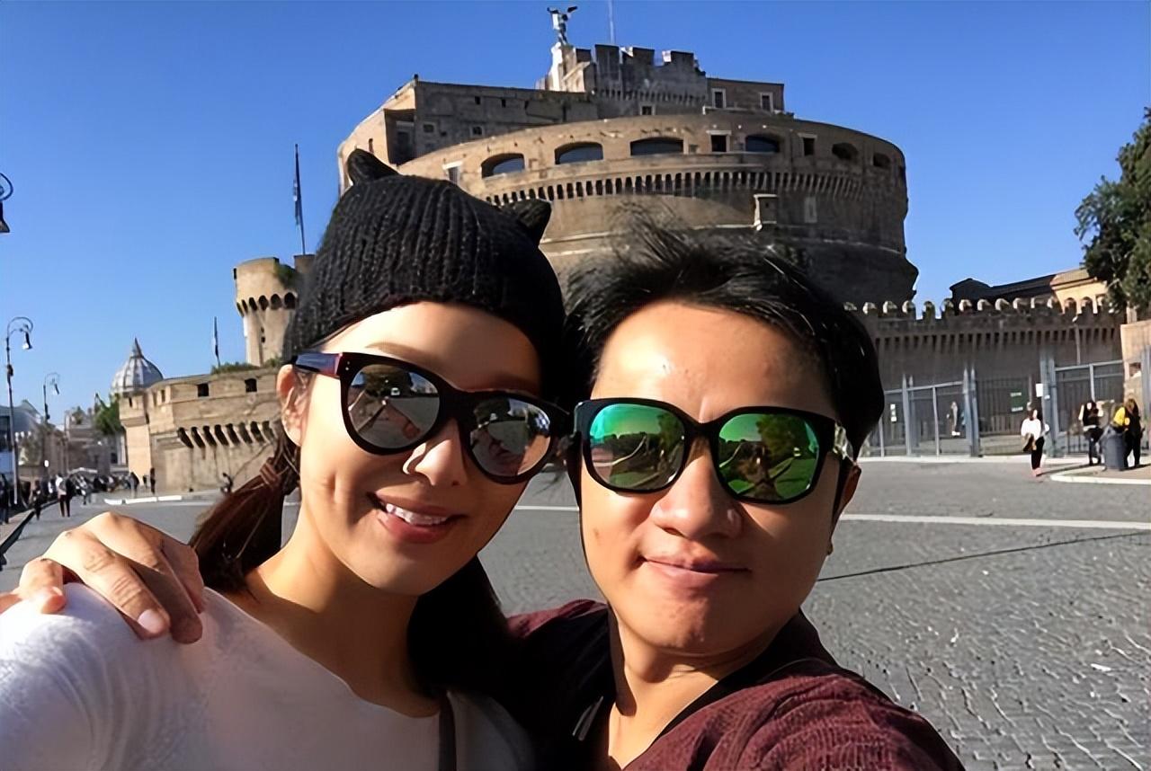 她的老公是大家熟悉的艺人,通过真人秀综艺节目成功出圈.