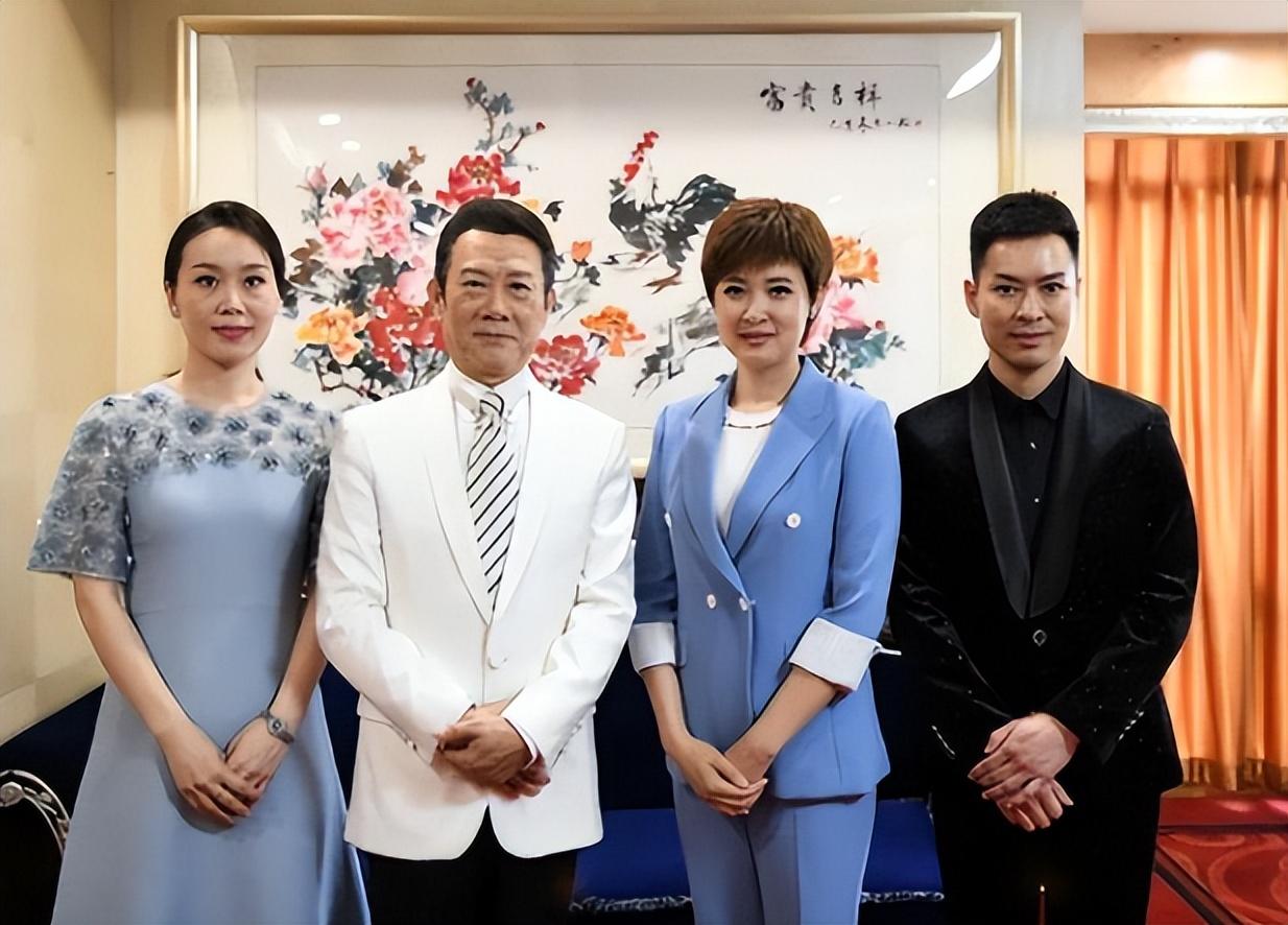 回顾主持人桑晨爷爷是知名导演桑夫21岁进央视工作30年零失误