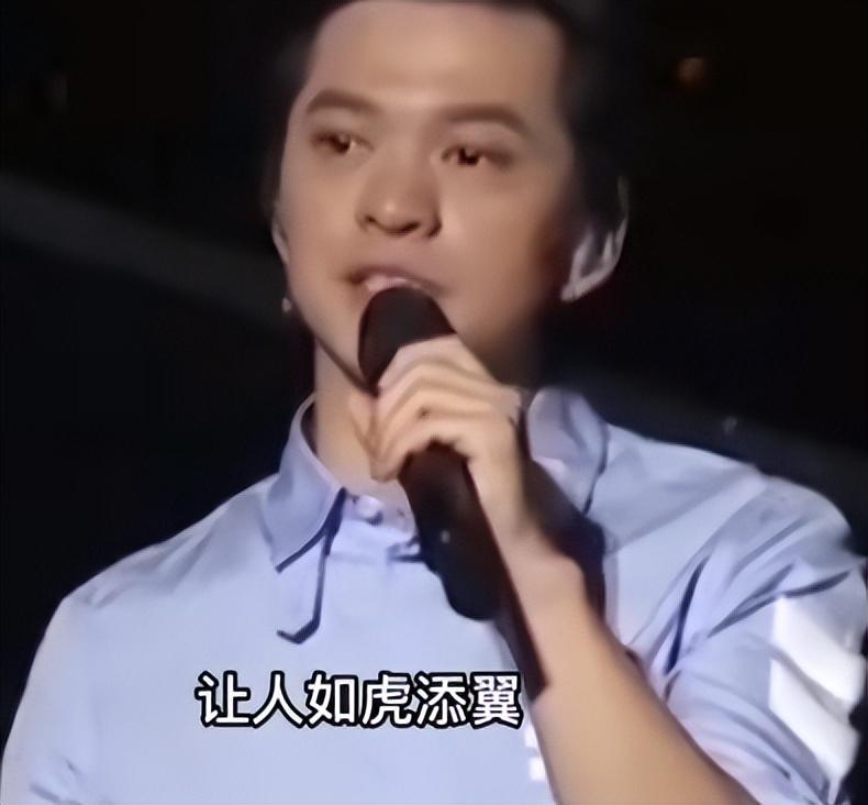 1985年随着一部电影的上映,吉他弹唱迅速火遍了中国大陆,小小的李健也