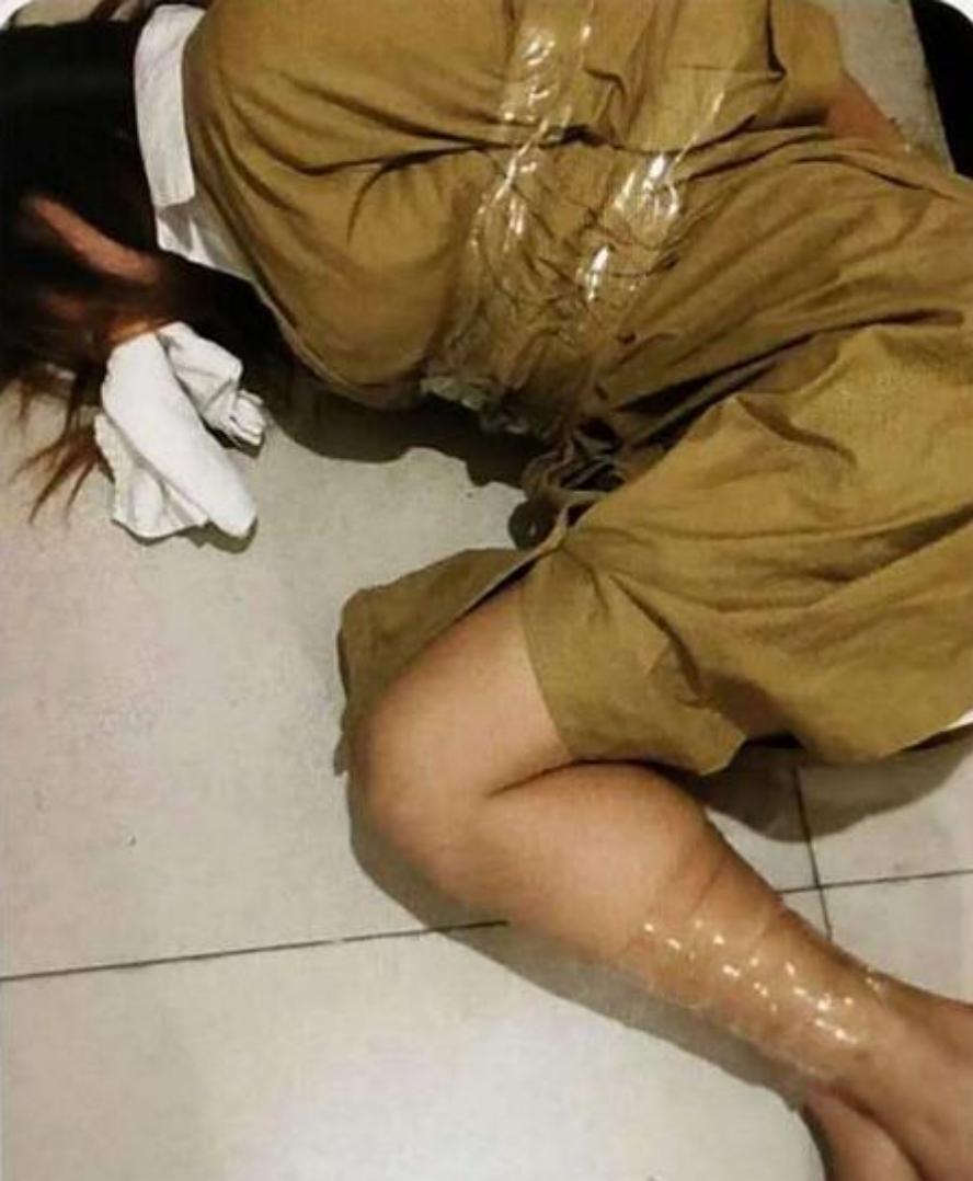 而这男子,则趁机把她推进了卧室,并用黄色胶带缠住了她的手脚和嘴