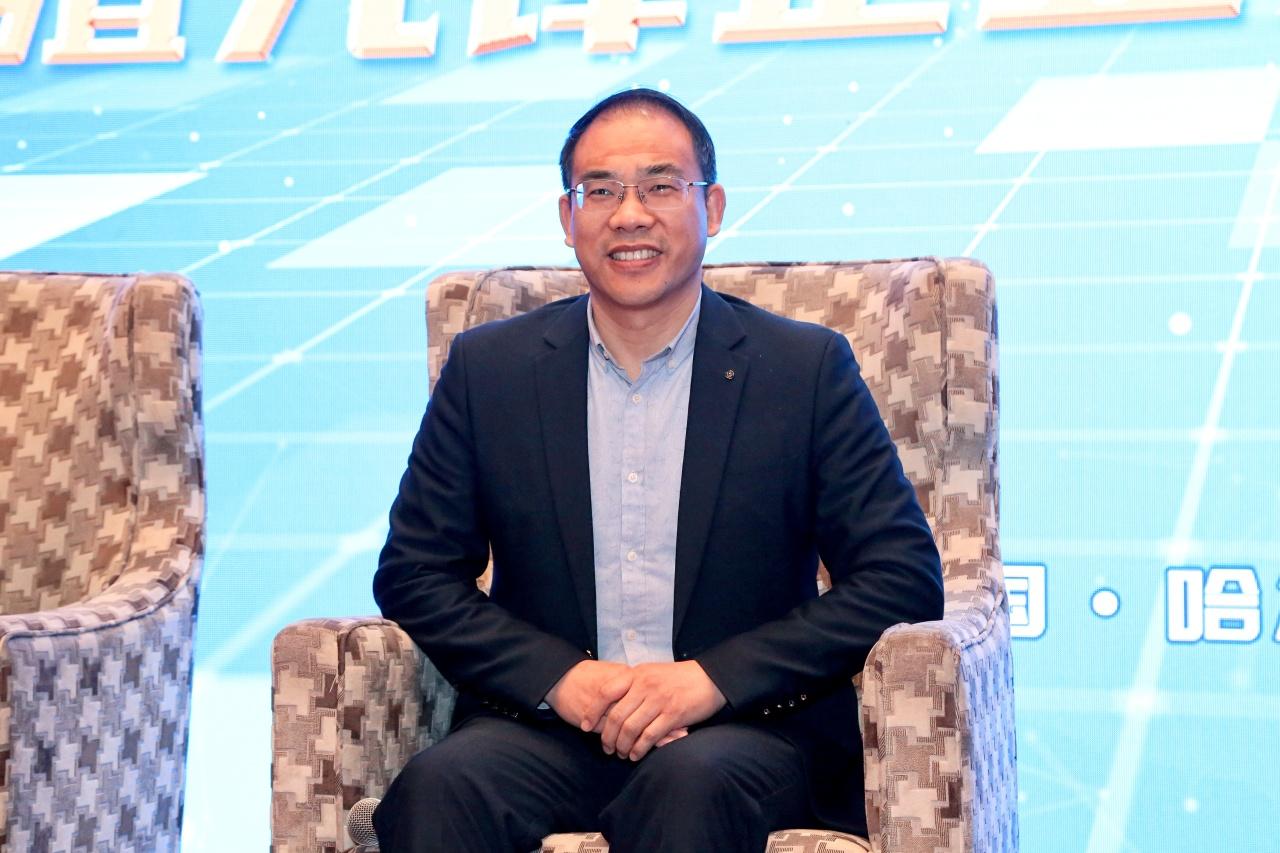 嘉宾为谷实集团养殖事业部崔波副总裁,铁骑力士御咖牧业周恩平总经理