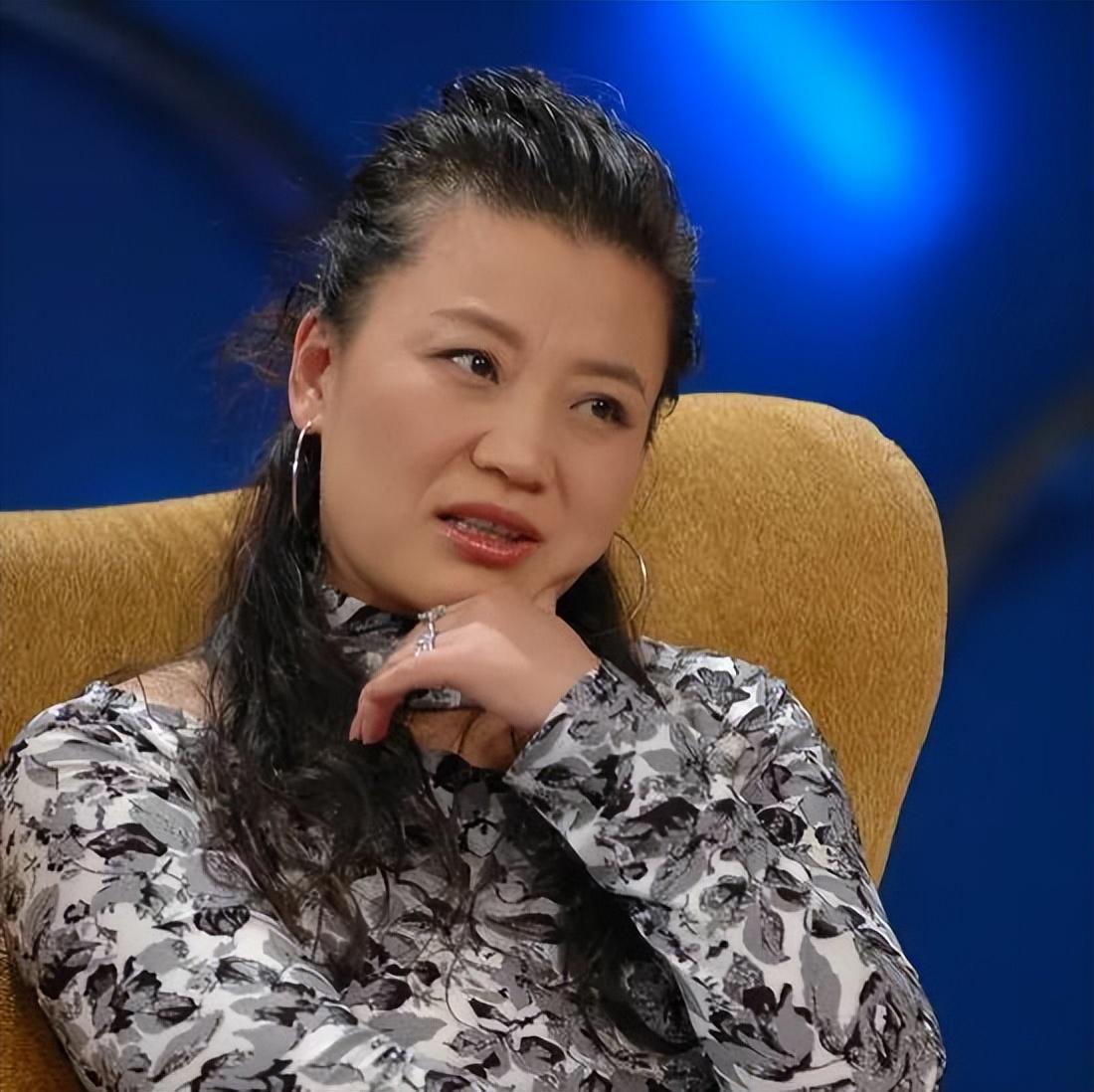 这一表演,两人配合相当默契,大众纷纷叫好,就连首长都忍不住称赞:"