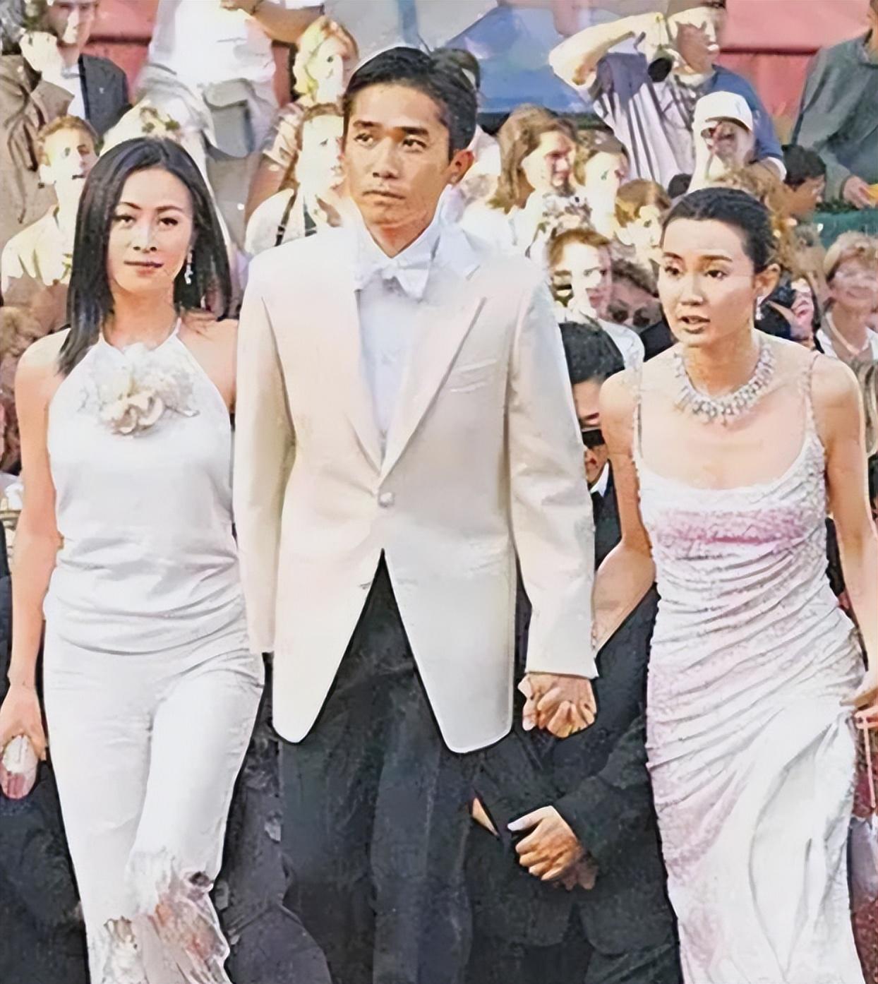 在照片中,我们清楚地看到了梁朝伟与张曼玉十指相扣.