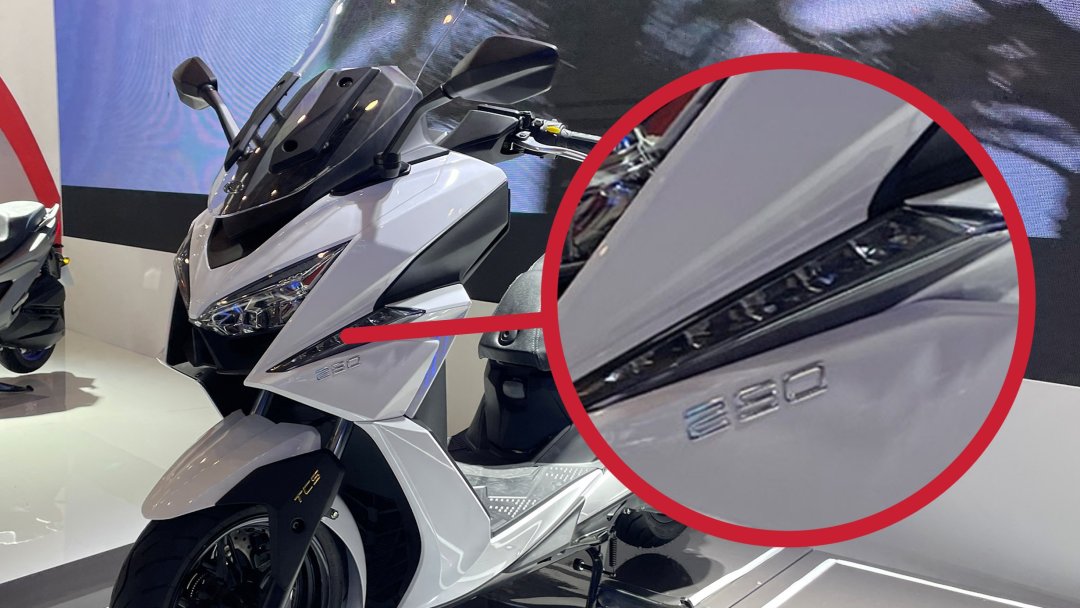 整个前脸修饰的更加惊艳,锐利的线条,犀利的灯带,以及刀锋般的日行灯