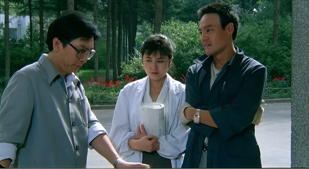 1972年,17岁的毕彦君被辽宁省鞍山市话剧团录取.