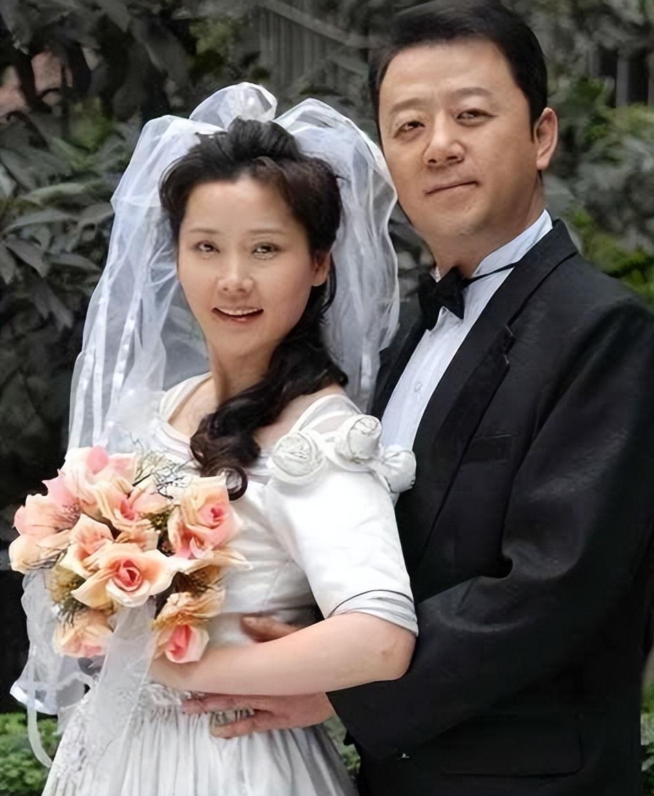 回顾何赛飞和丈夫丁克10年愁坏婆婆35岁高龄产子全家乐开怀