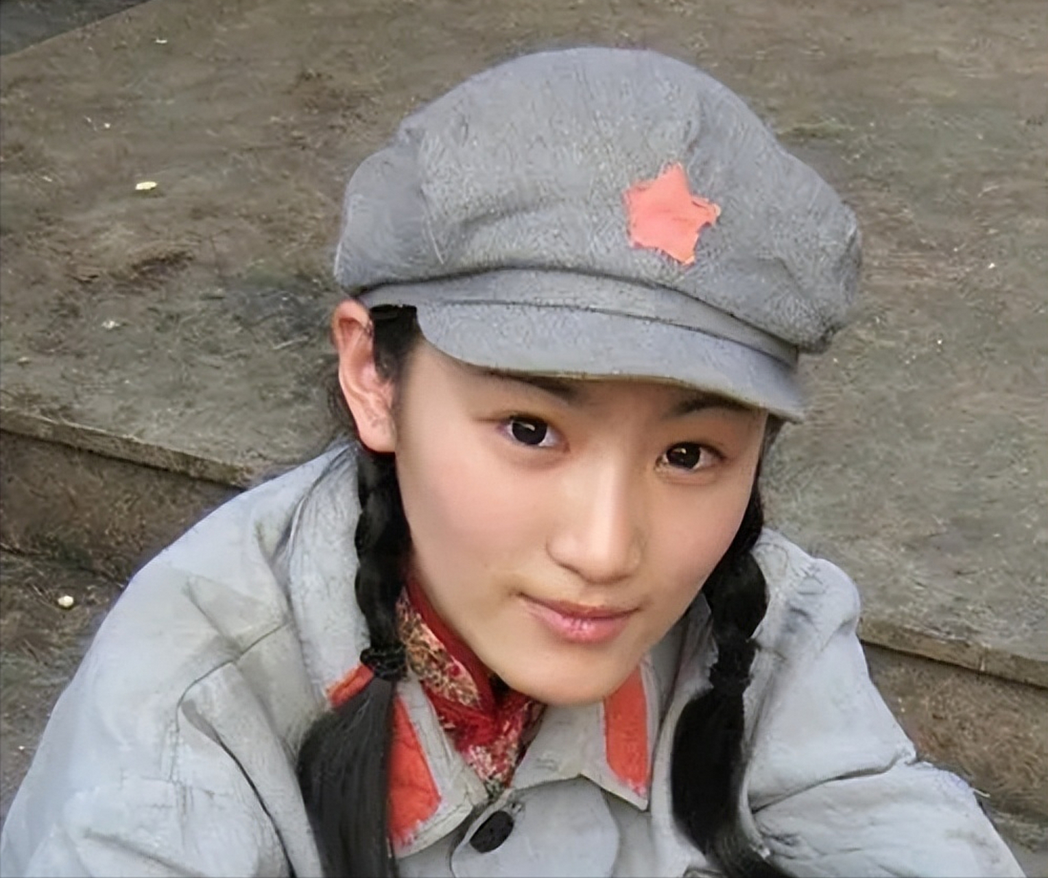 《父母爱情》是部百看不厌的剧,黄诗佳在其中饰演少年江亚菲获得关注.