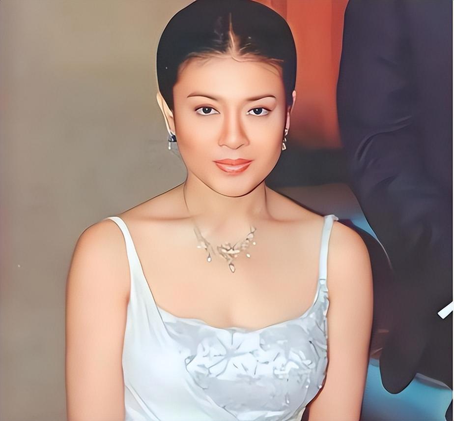 14年泰国最美王妃被爆赤裸趴地喂狗后削发为尼如今怎么样了