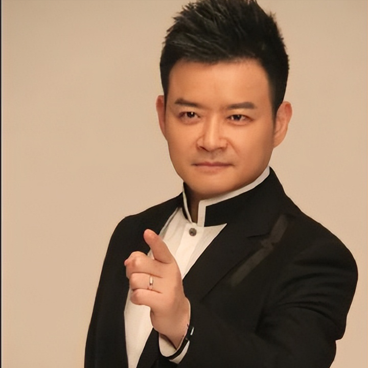 回顾李佳明借钱上学进央视巅峰期出国深造归来后被小尼代替