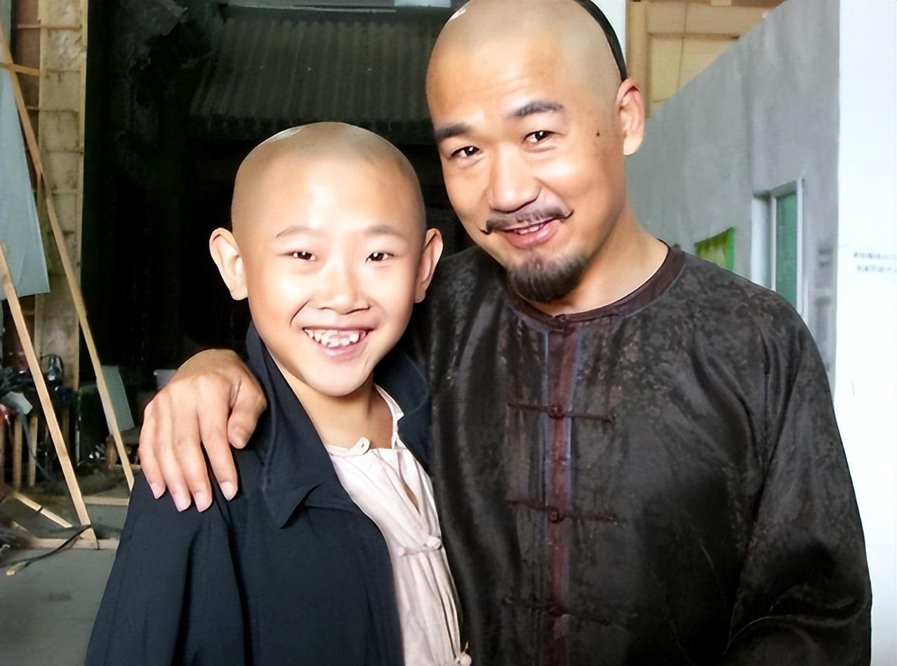 回顾侯祥9岁停止发育18年只能演小孩和妻子同框被嘲像母子