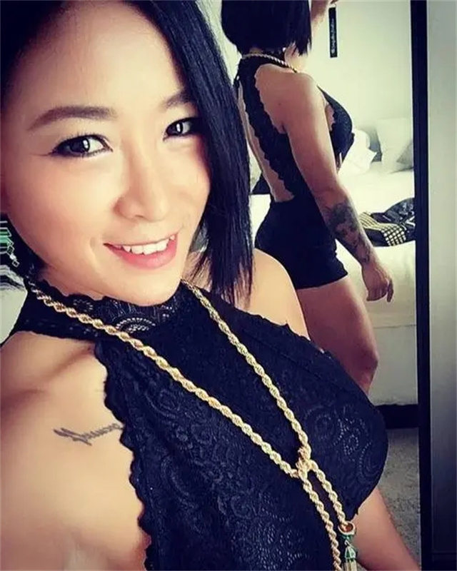 wwe首位中国女将李霞:身材健硕,大腿纹身成标志,获名宿认可