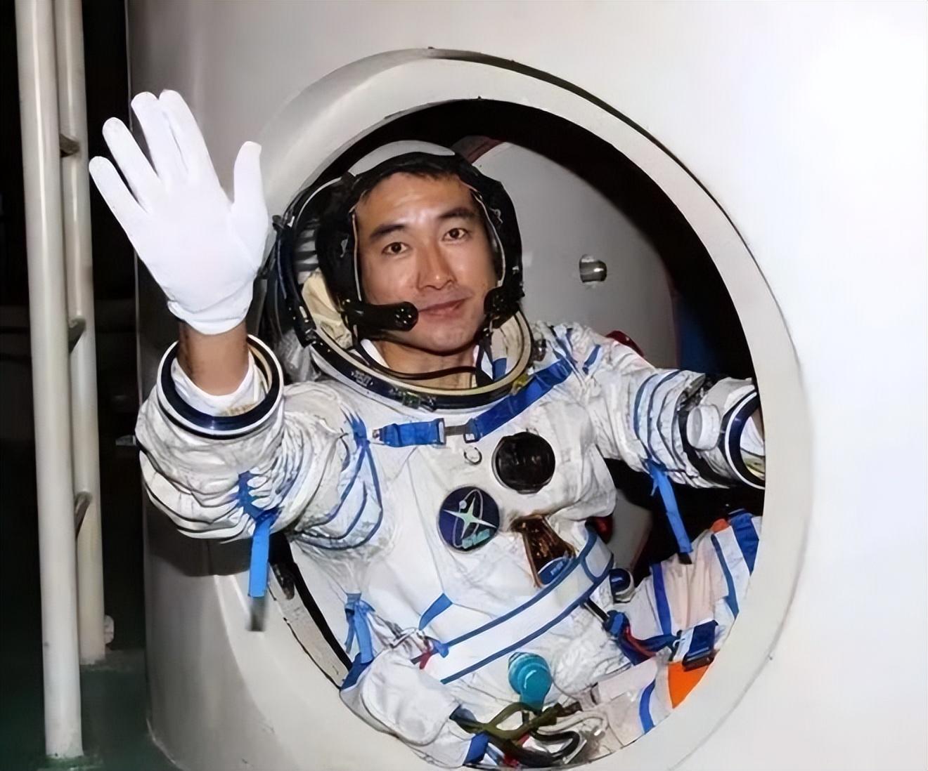 回顾:中途辍学,一度上不起大学的翟志刚,应该好好感谢他的大姐