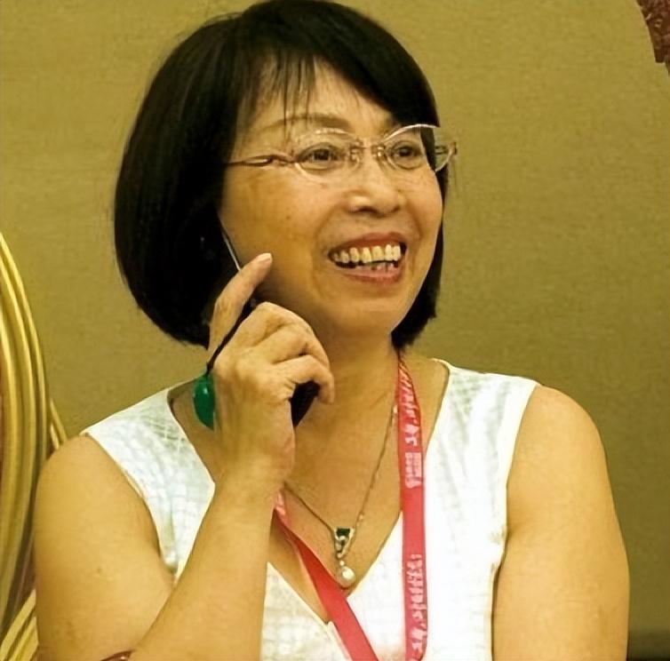 和王宁的贫苦出生不同,王江穗家境优渥,父亲广东省的高官.