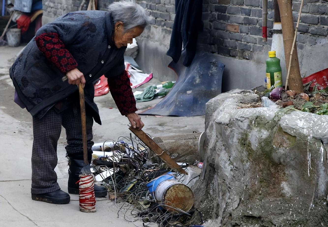 回顾:87岁老太捡废品为生,临终前找寿衣穿好等咽气,这是为何?