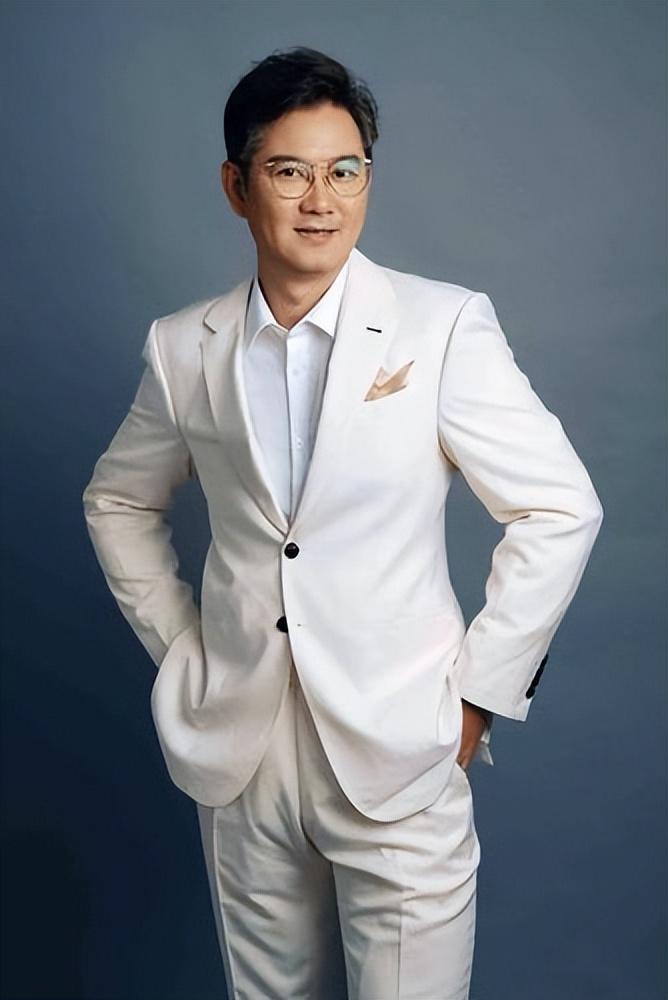 身高不是距离,年龄不是问题,赵川对她展开了追求.