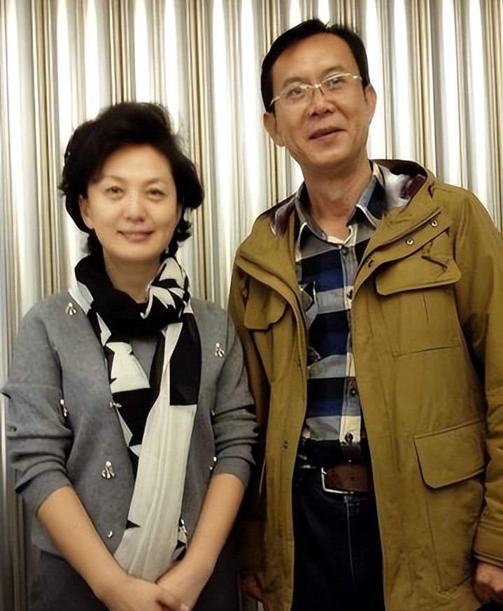 回顾央视著名主持人海霞嫁大11岁清华教授结婚20年幸福如初
