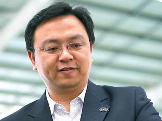 回顾王传福父母去世哥嫂吃糠咽菜供他上学今让哥哥当副总裁