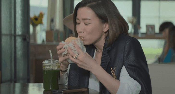 佘诗曼将绿色饮品推进舞台,不知究竟演绎了多少角色的倒影呢?