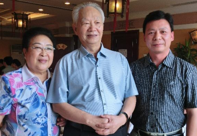 其一叫周尔均,他的父亲是周总理的堂弟.