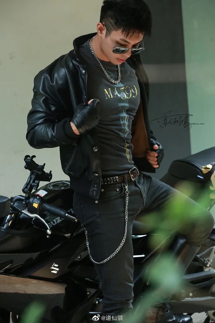 原生痞帅鲜肉机车男,皮衣皮裤太时尚,这黑豹般颜值帅气