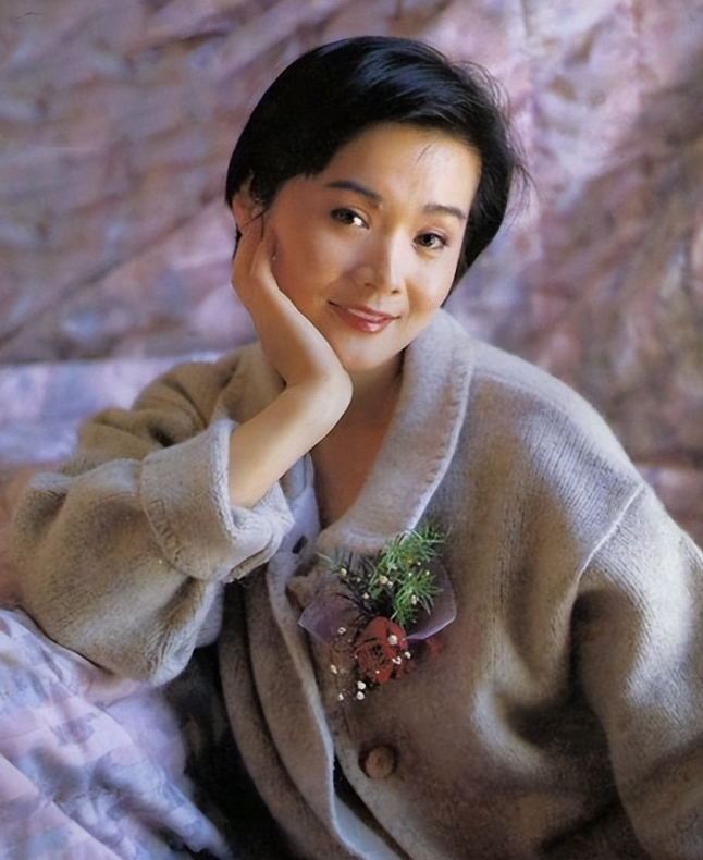 高原原本也是出身书香之家,他跟着妈妈姓,妈妈曾经是中央戏剧学院的