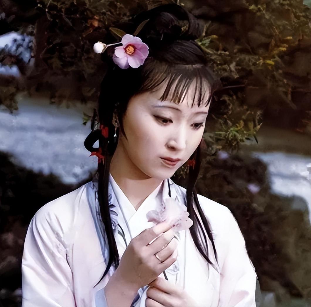 回顾陈晓旭演比不过董智芝貌比不过张静林成就经典红楼梦