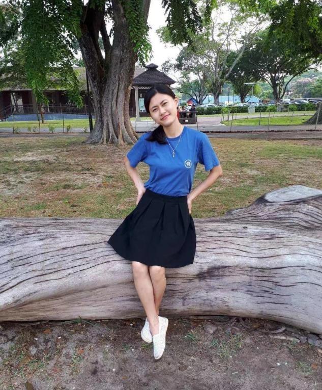 (阿梅第一次来中国的留影)去新加坡之前,我把阿梅和女儿送回越南.