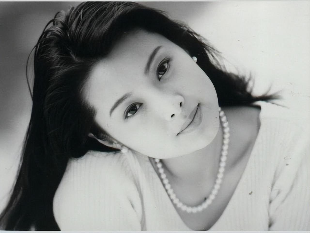 1993年,初识徐威时,袁立刚刚20岁,正值桃李年华的她出落得越发水灵