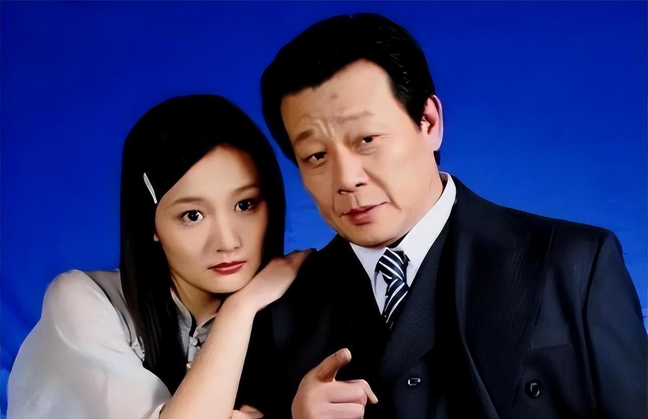 就是那么的单纯,寇世勋因为比崔瑶琪大几岁,先来说寇世勋的第一任妻子