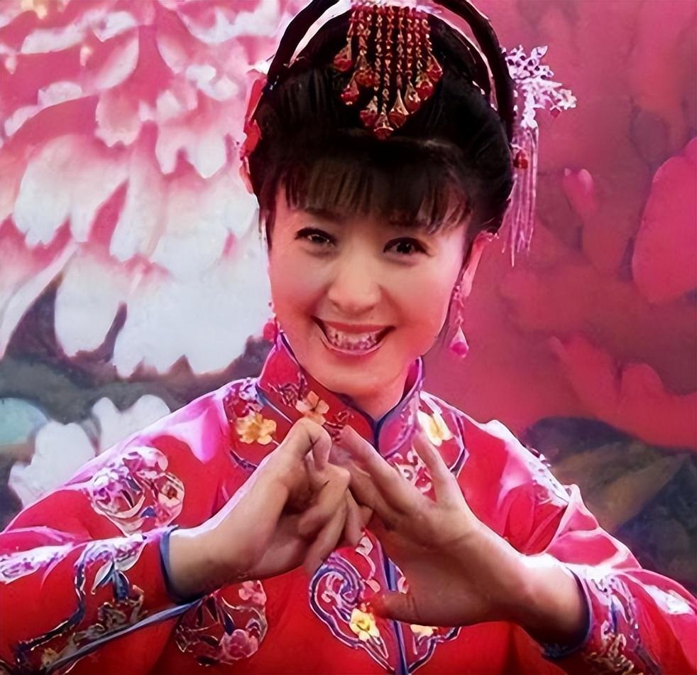 林越是当时二人转的剧场掌权人,闫学晶突然去表演时遇到了他