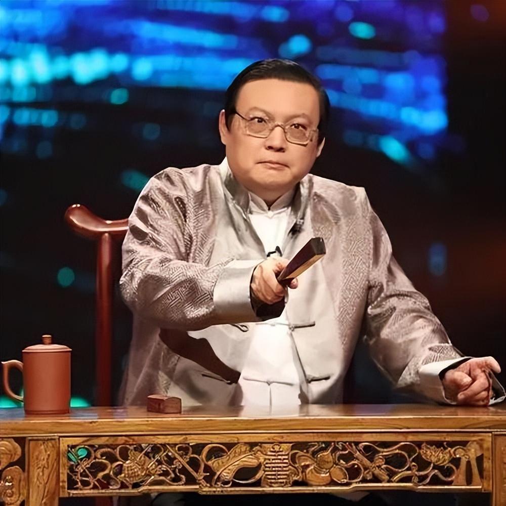 回顾销声匿迹7年多的梁宏达一代铁嘴如今结局原来早已注定