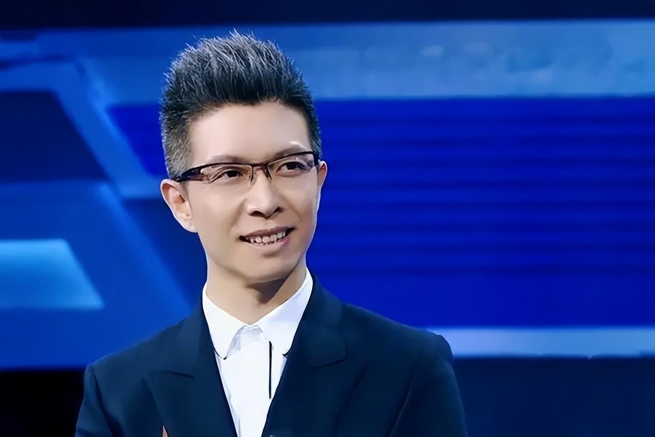 回顾央视梗王朱广权年轻时是帅小伙如今44岁白了头都没结婚