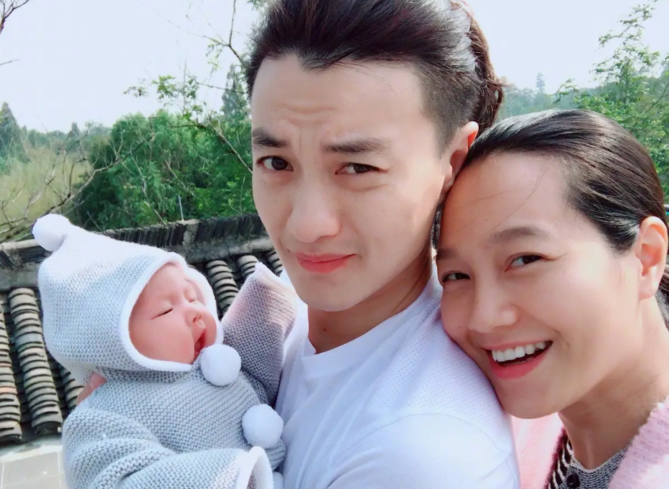 正在朱丹还沉溺于家庭的幸福中时,有媒体爆料周一围与女助理喝奶茶用