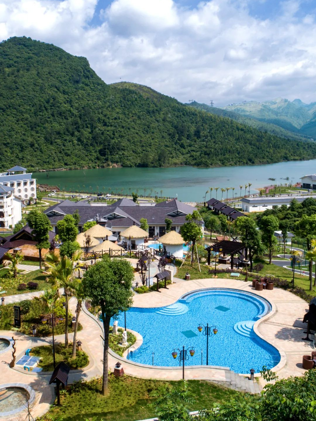 来韶关这些温泉过一个假期养生局吧,有温泉,泳池,任你玩.