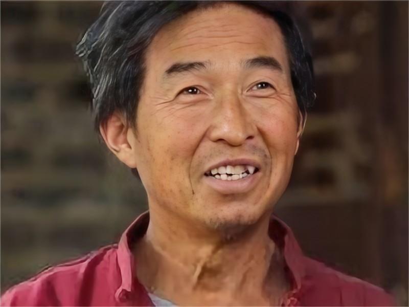 王青松拿着农庄生产的白薯参加了"美食极客"的品鉴会,获得了盲拍第一