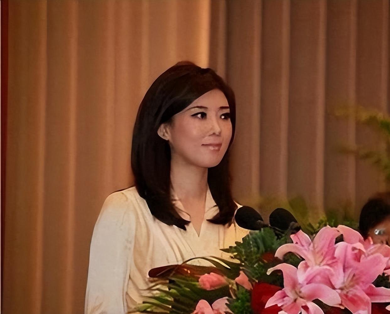 回顾李红山村姑娘打拼进央视没嫁富二代老公疑是大学老师