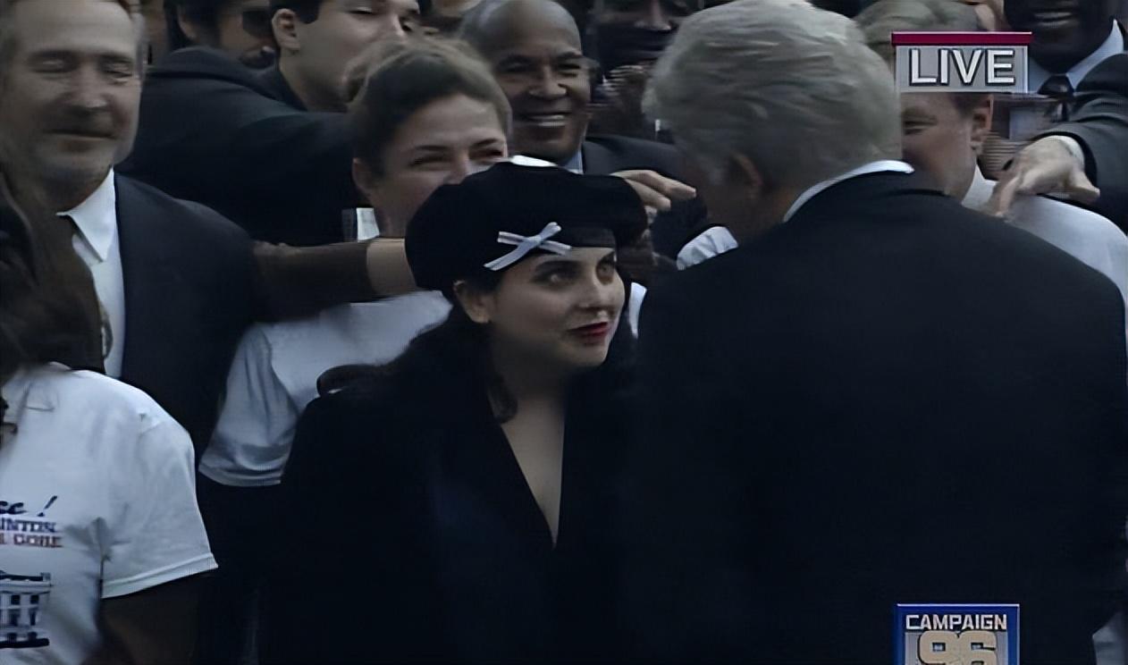 回顾拉链门事件莱温斯基展现出新生机77岁的克林顿则显得沧桑