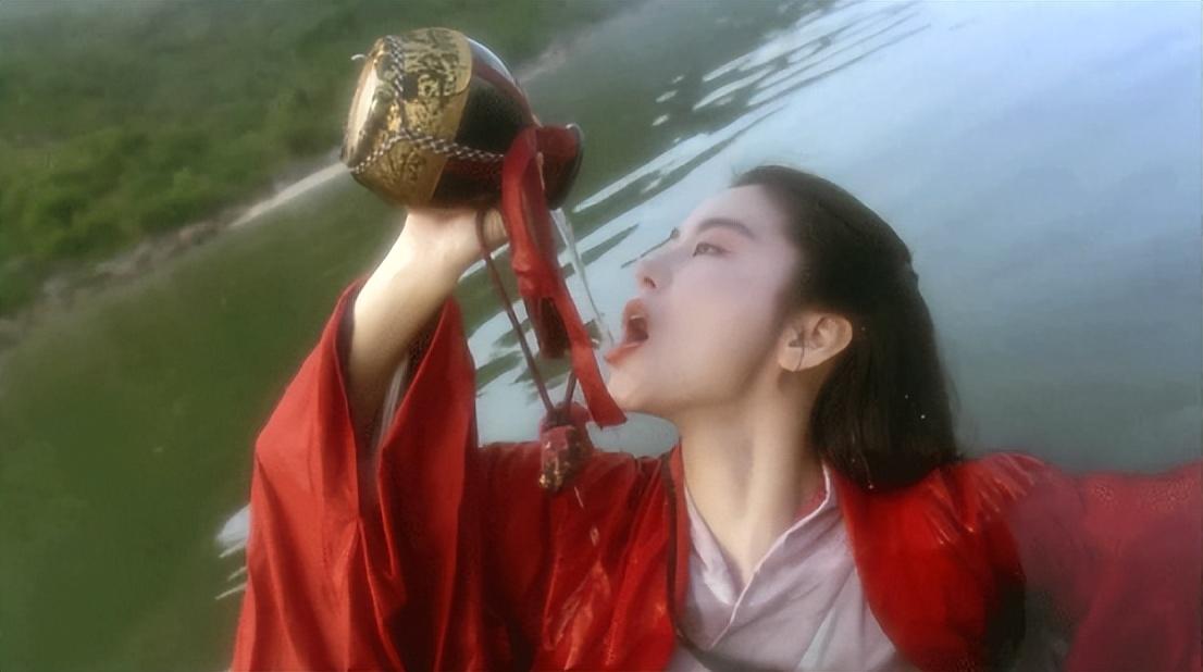 当年香港最流行拍摄金庸小说改编而成的电影,其中1992年的《笑傲江湖