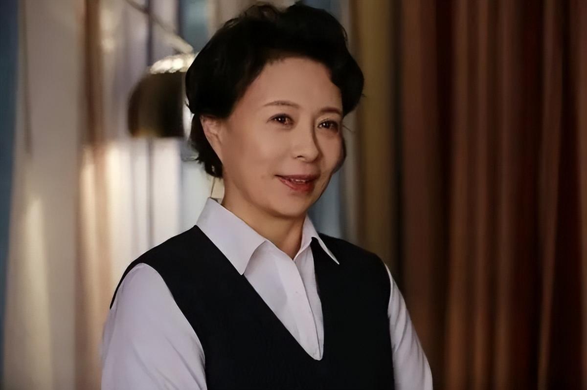 最近关注度比较高的就是《你好,李焕英》中由她饰演"中年李焕英",她与