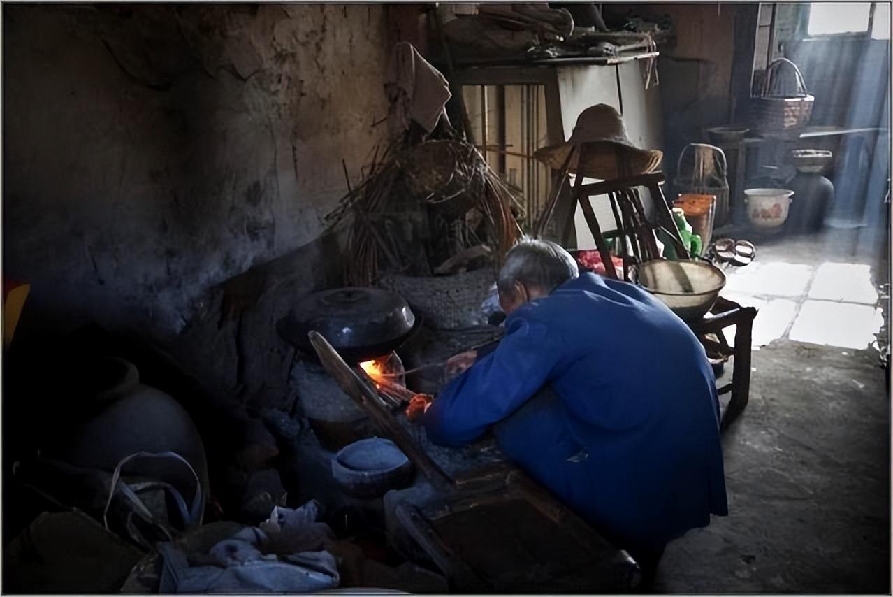 二伯家的绮雯姐,是做美容生意的,她在自己的社 交 平 台上发了一个