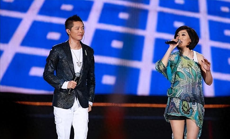 回顾凤凰传奇五五分账25年不是玲花傻而是她太聪明