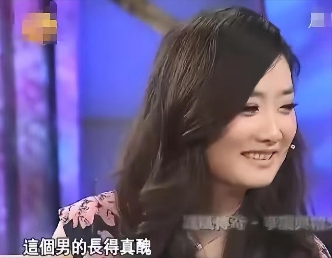 于是玲花毅然决然地离开家乡,前往深圳四处投简历,走投无路时,遇见了