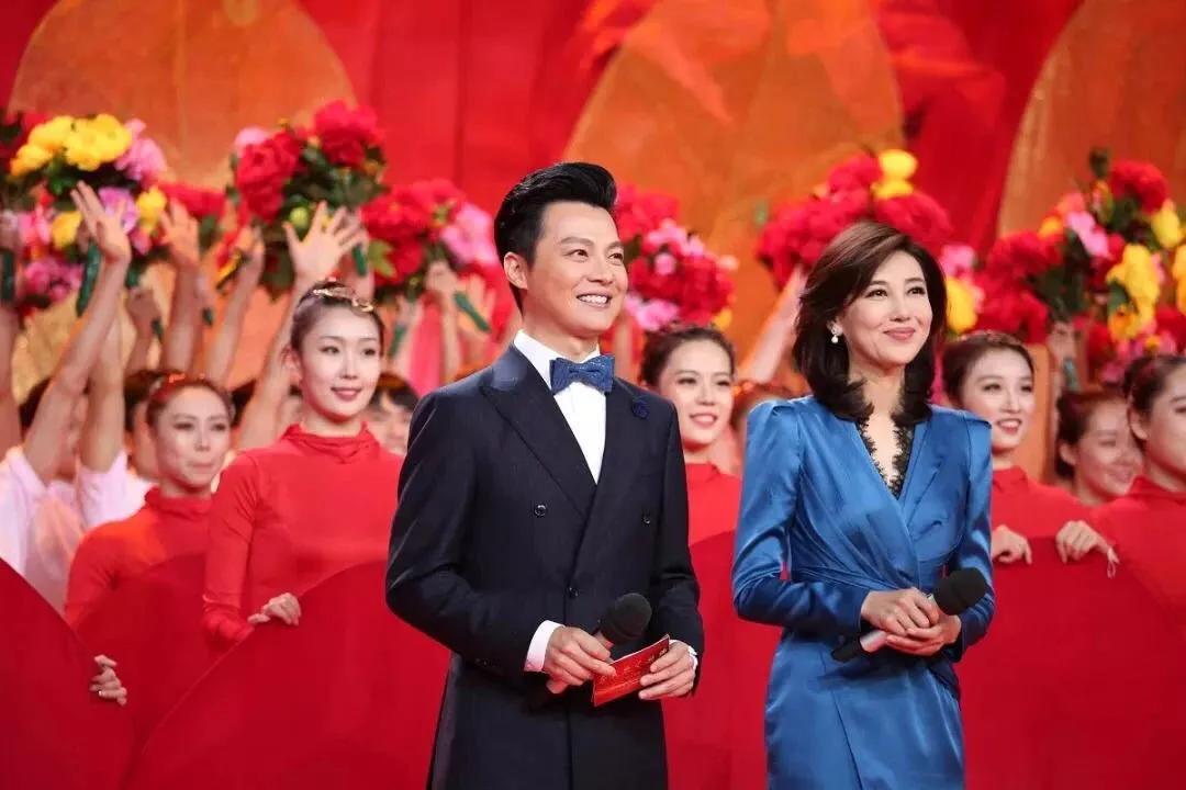 回顾李红山村姑娘打拼进央视没嫁富二代老公疑是大学老师