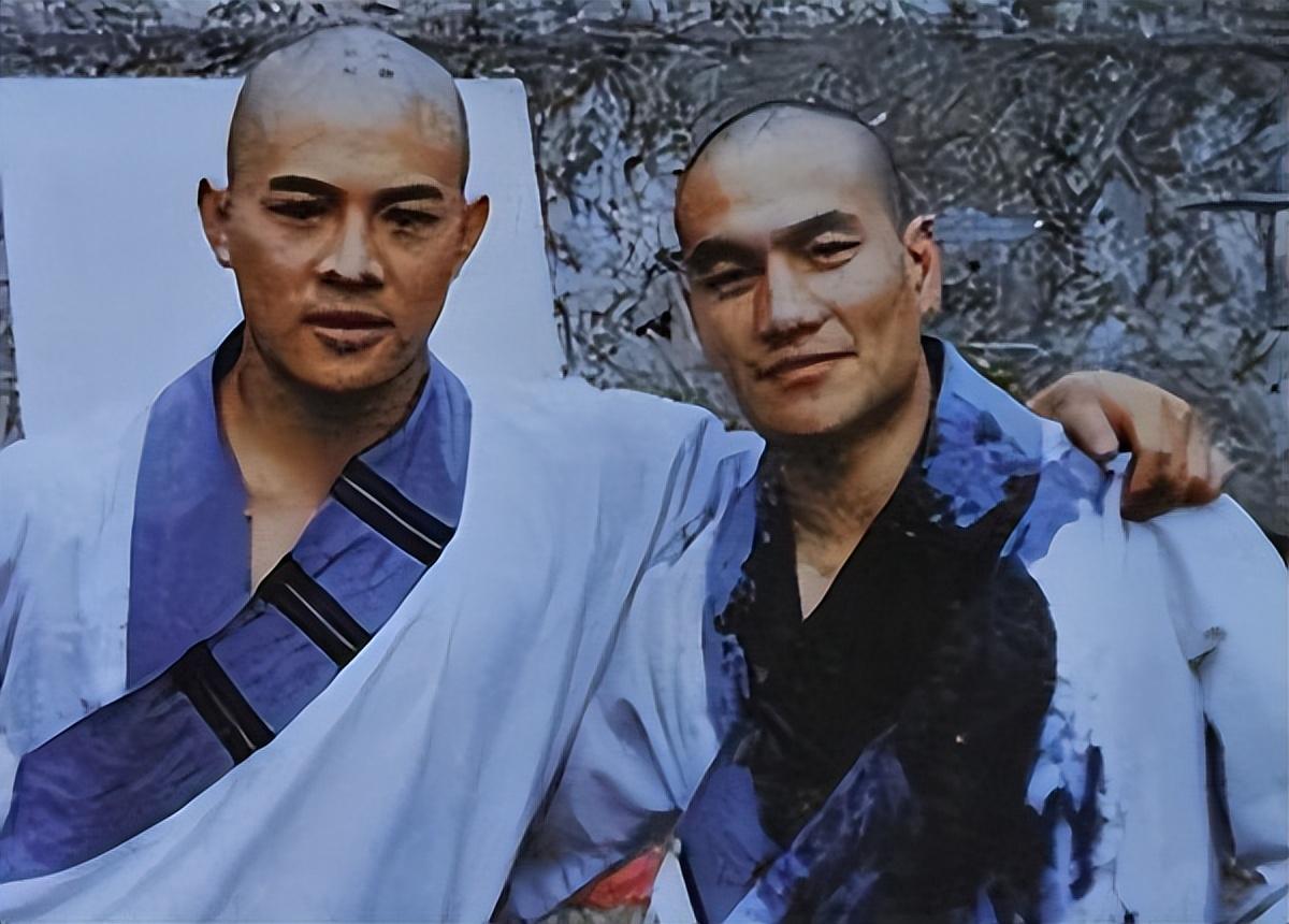 回顾少林寺中的穿帮镜头湿衣服瞬间变干李连杰被殴打