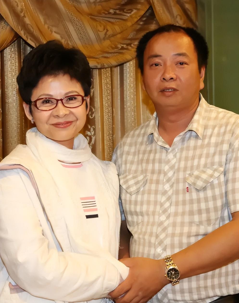 回顾董文华和初恋男友携手42年低谷时期丈夫不离不弃