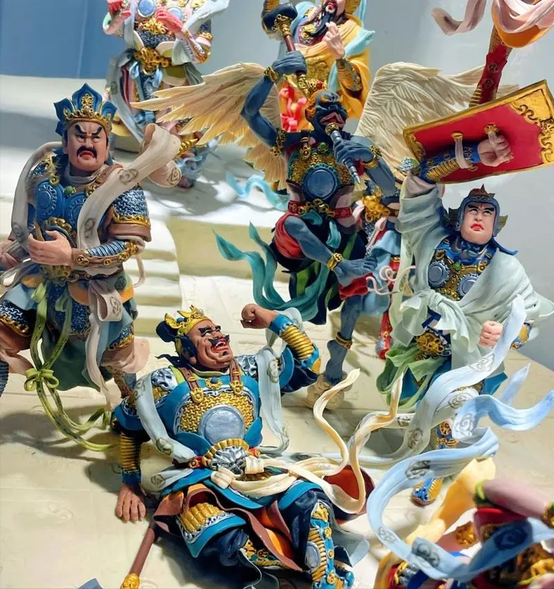 一天,陈志文正在工作室里埋头研究面塑的材料配比.