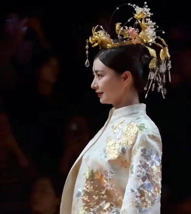 就连妆容也是与整套服装搭配的,比日常的淡妆更加靓丽,显得整个人格外