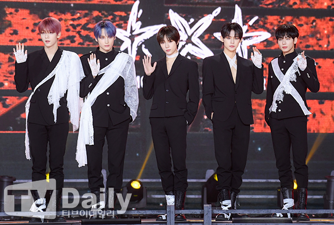 人气男团txt迷你六专发布会照新歌dejavumv故事暗藏玄机